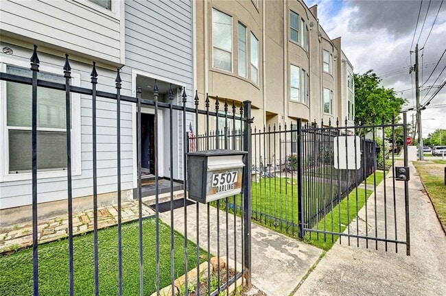 Building Photo - 5507 Darling St