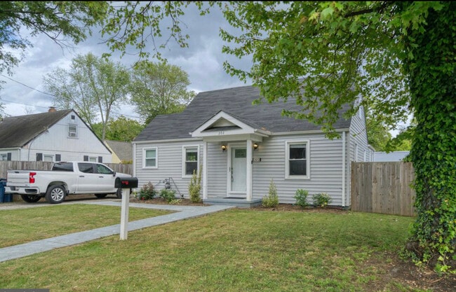 Building Photo - 202 N Huron Dr