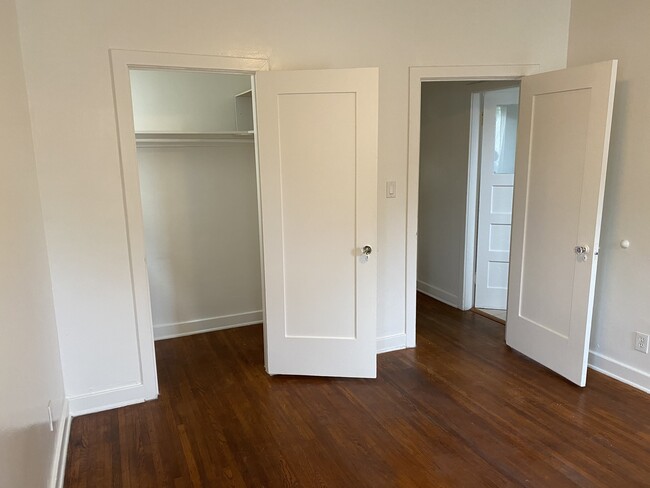 Bedroom - closet - 609 N Irving Blvd