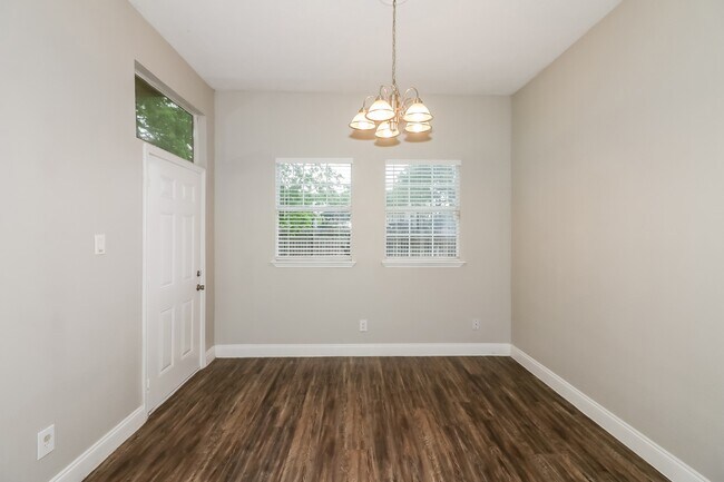 Foto del edificio - 2106 Hazyknoll Ln