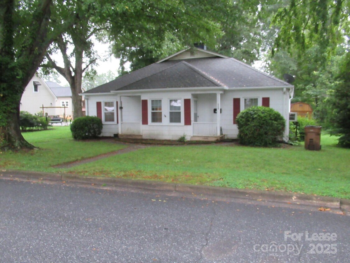 Foto principal - 520 E Pine St