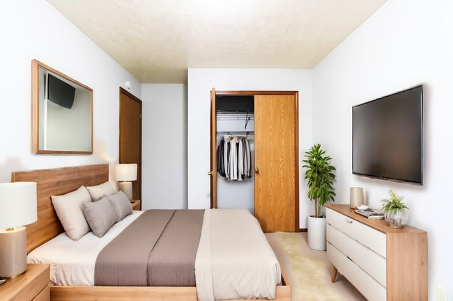 Building Photo - Spacious Townhouse Living Just Outside Dow...