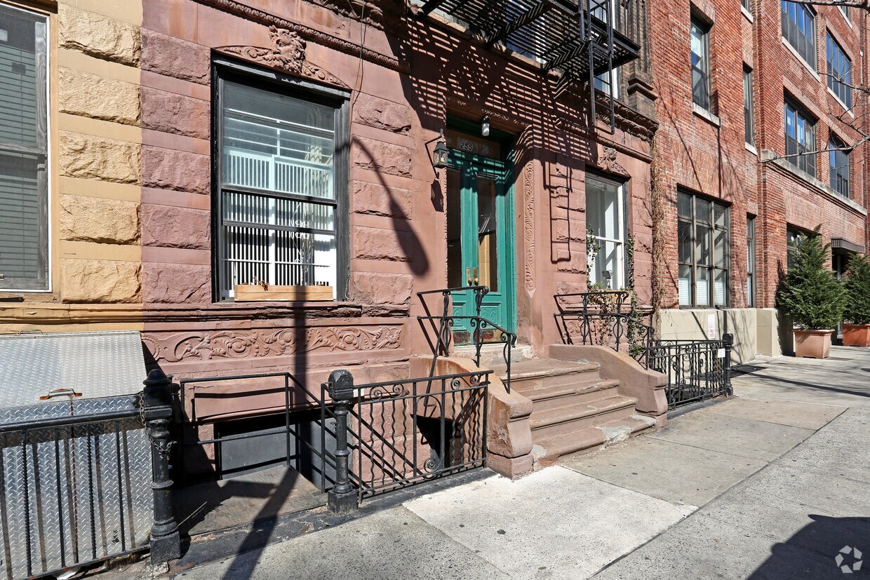 Building Photo - 255 W 12th St