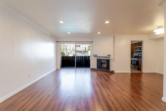 Building Photo - 14990 Victory Blvd