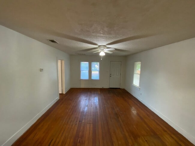 Building Photo - Cozy 2-Bedroom, 1.5 bath Rental Home AVAIL...