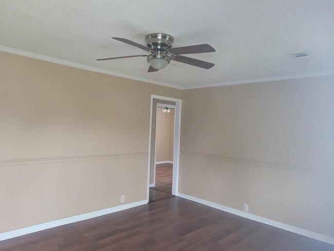 Amplia sala de estar. - 703 McArthur Blvd