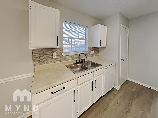Foto del edificio - 6267 Phillips Lake Cove
