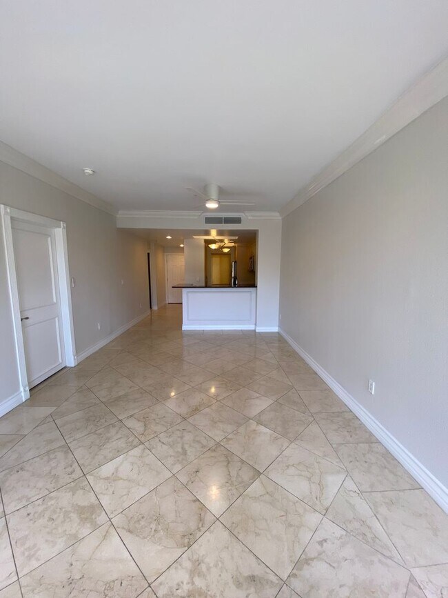 Building Photo - Remodeled 2 Bedroom Condo Just Off the Strip!