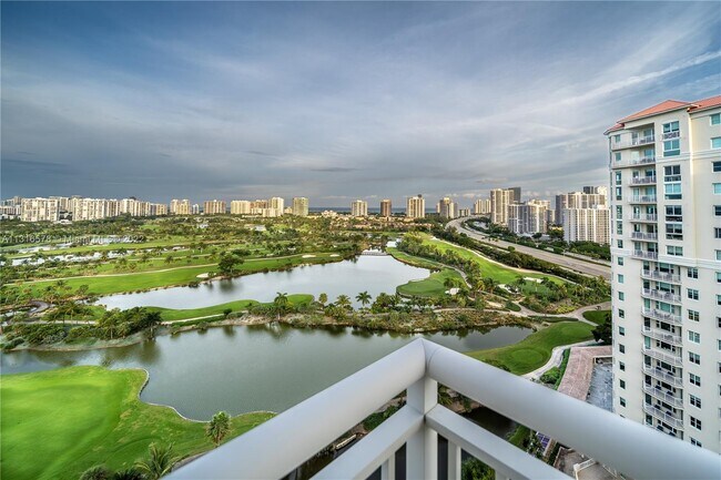Foto del edificio - 19501 W Country Club Dr