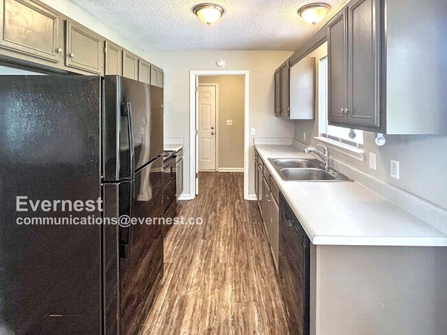 Building Photo - 7614 Greenway Dr