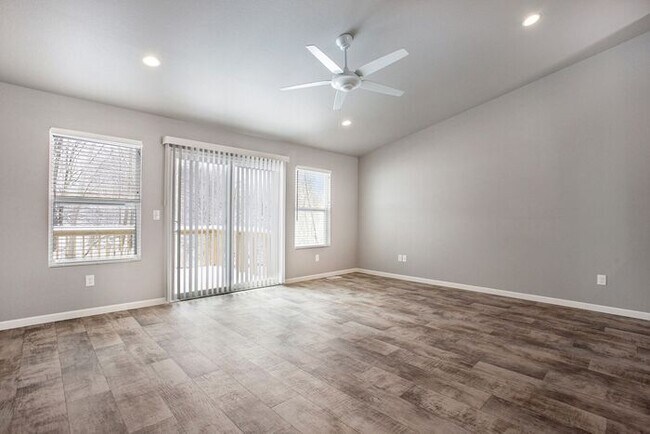 Foto del edificio - 910 Maycroft Rd