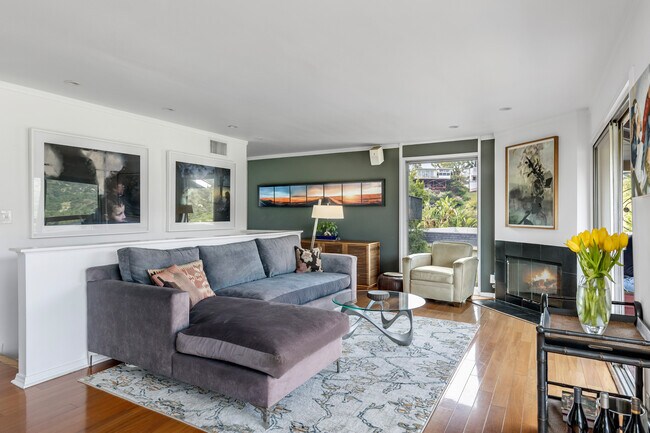 Building Photo - 2843 Lambert Dr