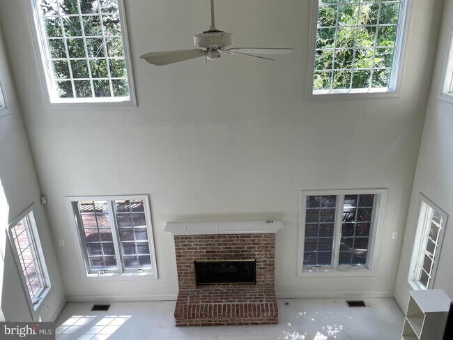 Building Photo - 102 Bay Hill Dr