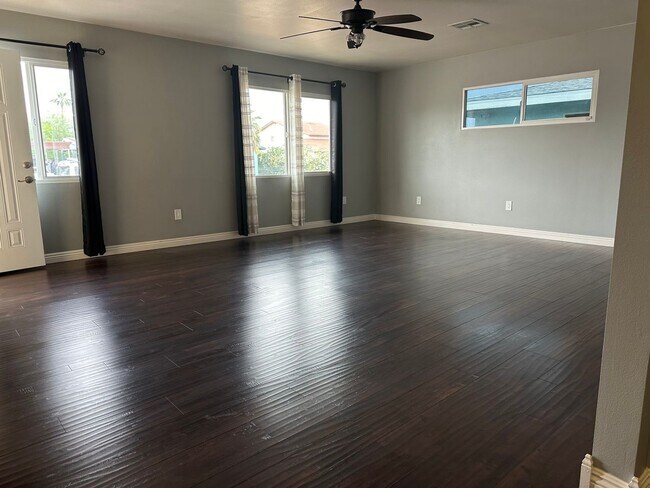 Building Photo - 2 Bedroom Single Family Home in Las Vegas