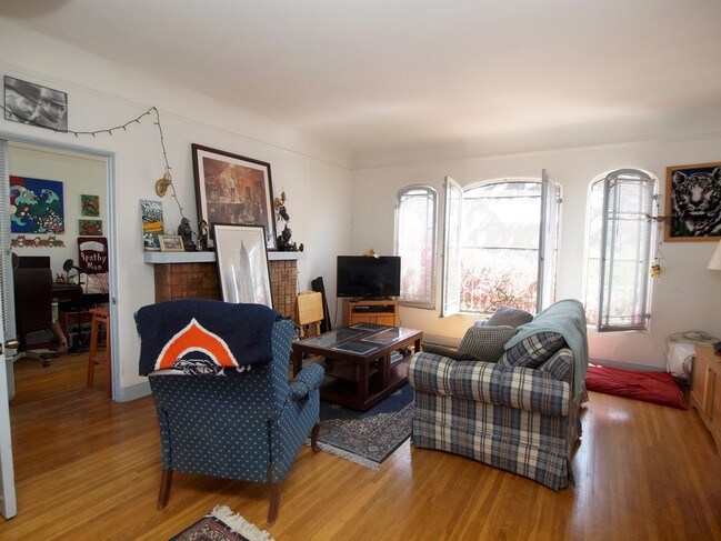 Interior Photo - 109 S Berendo St