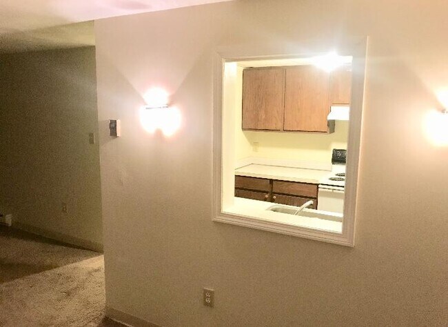 Building Photo - 55 Greentree Ln