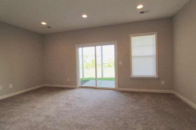 Building Photo - 3 bedroom town home with a finished basement and garage located in popular Preston Lakes