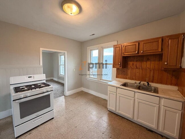 Building Photo - 3910 Catalpa St