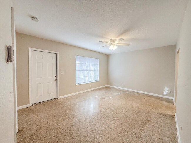Foto del edificio - 1210 SW 26th St