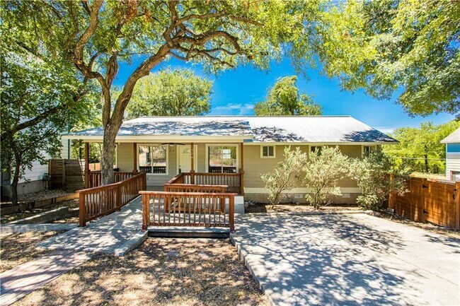 Foto del edificio - Stunning Renovation - New Hardwood flooring, tile in Kitchen. Granite countertops, breakfast bar