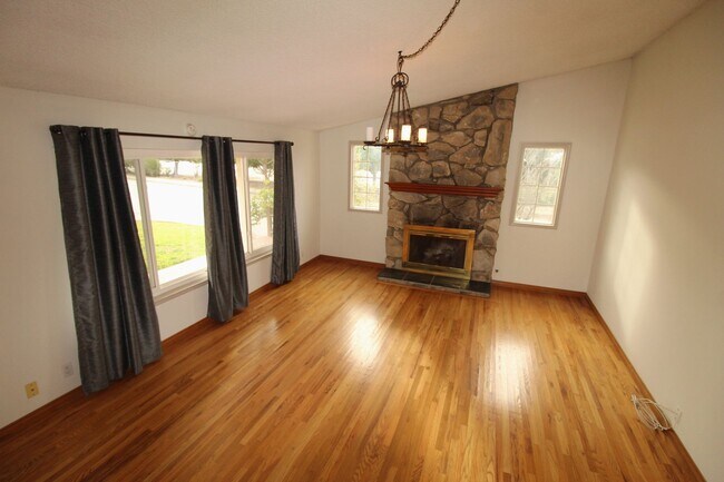 Foto del edificio - Spacious Corner Lot Home in Desirable Vent...