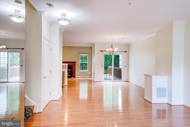 Building Photo - 4552 Old Oak Rd