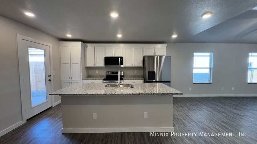 Foto principal - 403 E 80th St