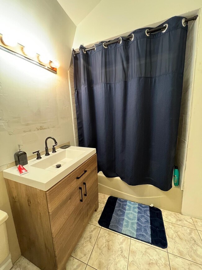 Foto del edificio - 221 Danforth Ave