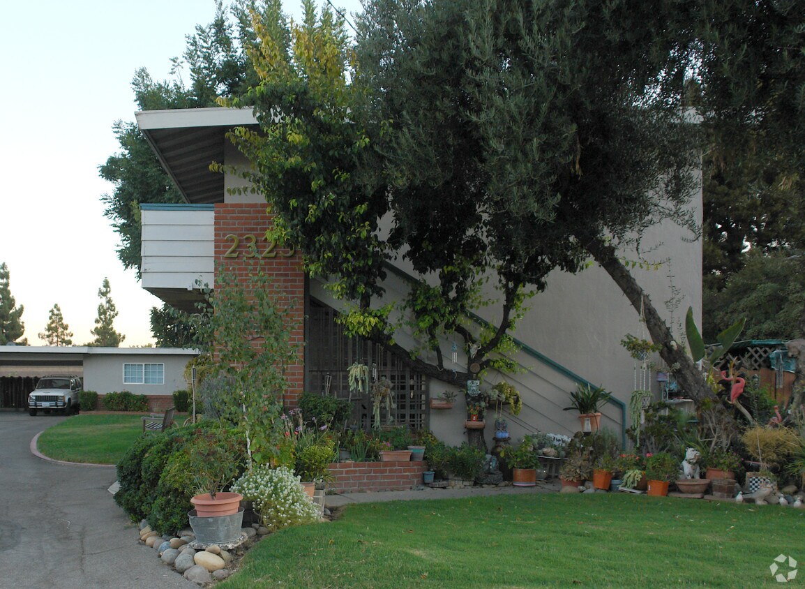 Building Photo - 2323 Moorpark Ave