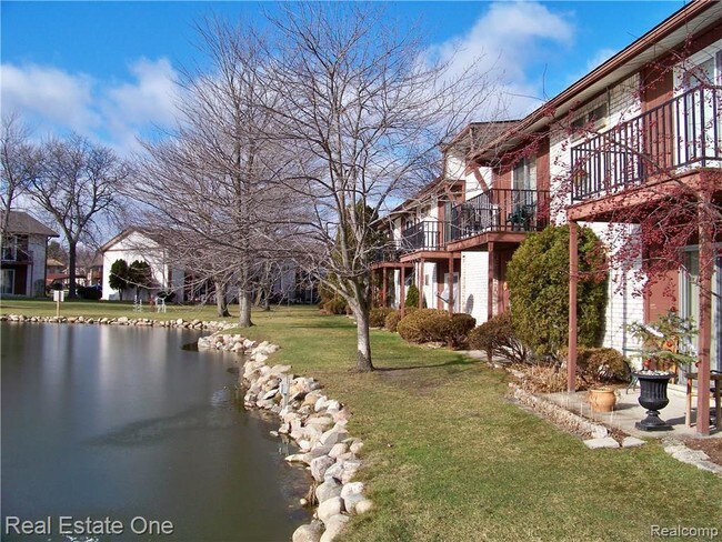 Foto del edificio - 7595 Woodview St