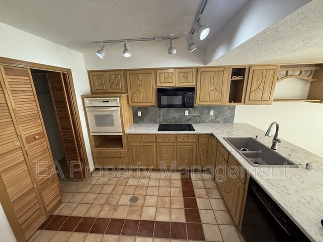 Building Photo - 500 Oakwood Pl NE