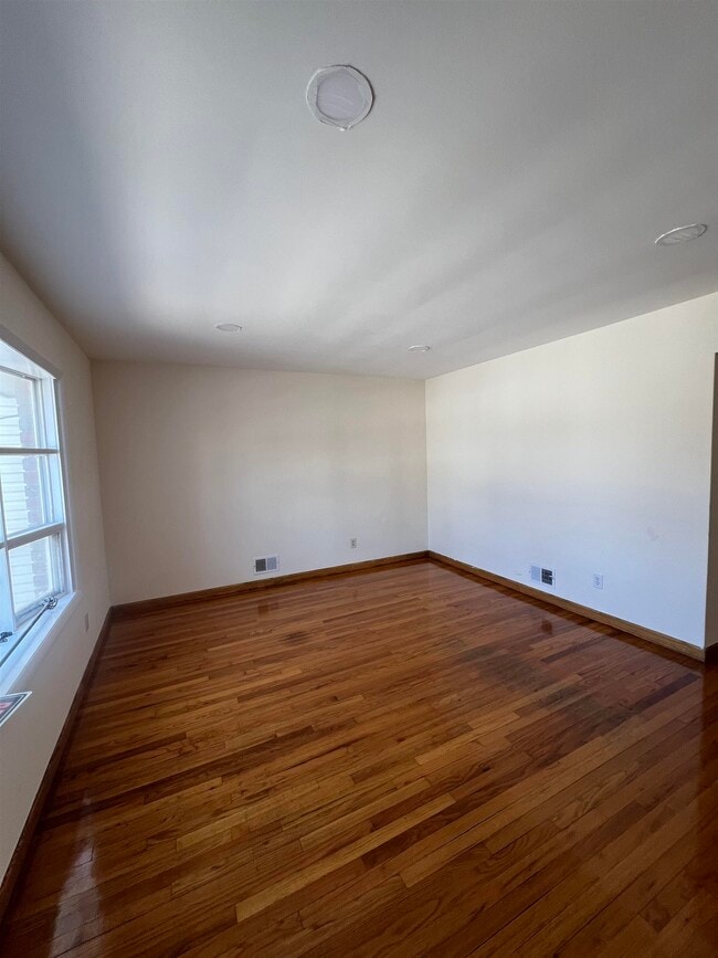 Foto del edificio - 304 Columbia Ave