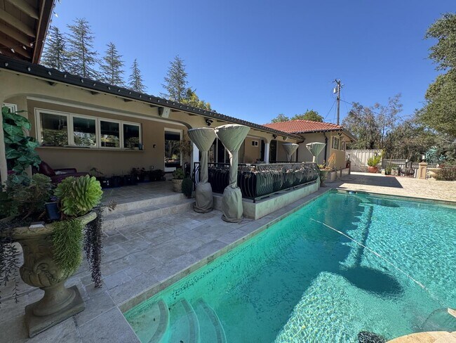 Foto del edificio - 13605 Surrey Ln