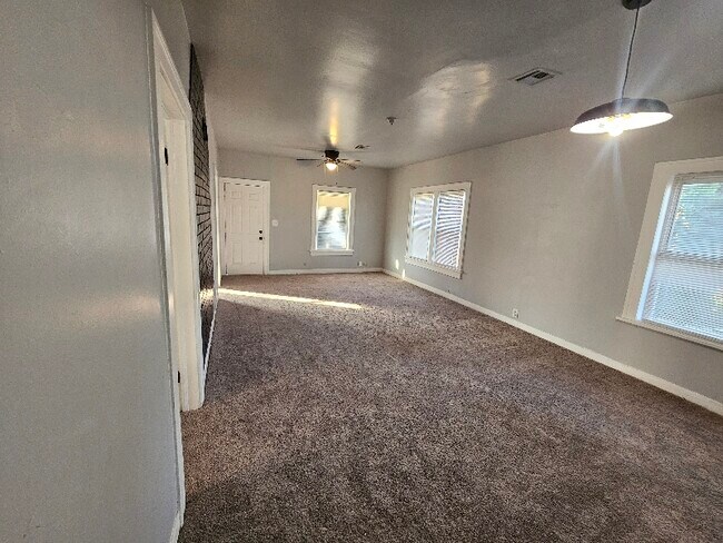 Foto del edificio - 715 E Church St