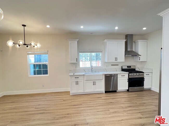 Building Photo - 112 S Harper Ave