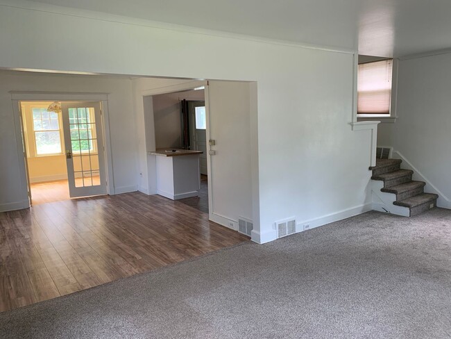Building Photo - AVAILABLE JULY - Beautiful 3 Bed 2 Bath Ho...