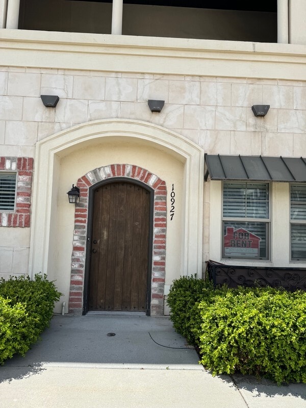 Building Photo - 10927 N Town Ctr W