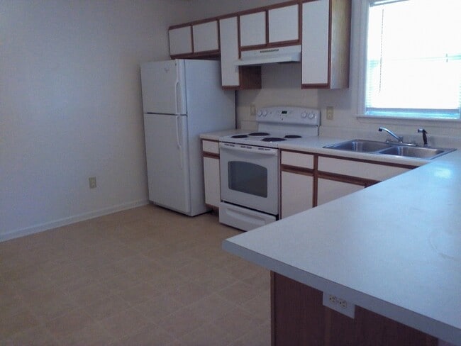 Foto del edificio - 2 Bedroom, 1 bath apartment - Downstairs Unit