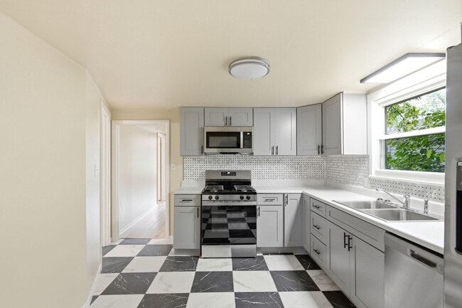 Building Photo - 719 Mikel St