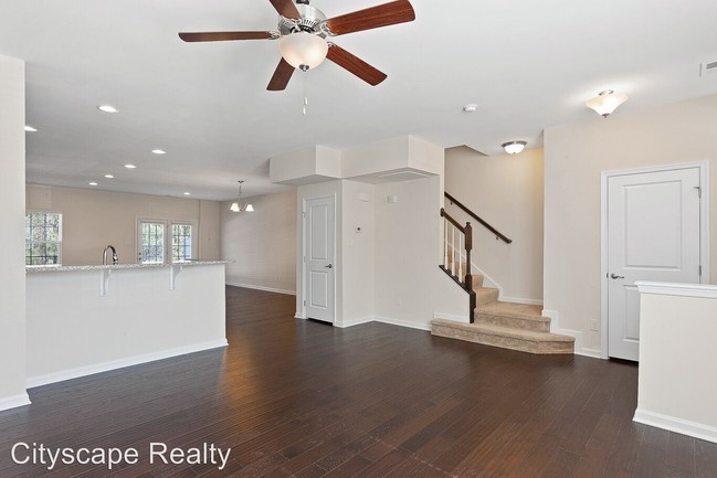 Building Photo - 8076 Creekside Village Dr
