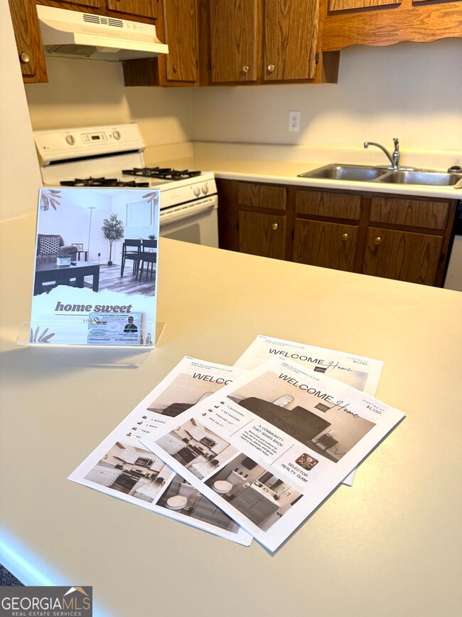 Building Photo - 1600 Oakpoint Dr SW