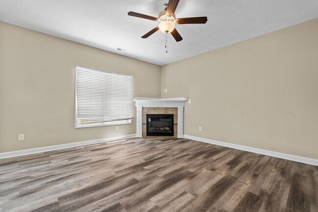 Foto del edificio - 3 Bed 2.5 Bath Newer Construction Near Airport!