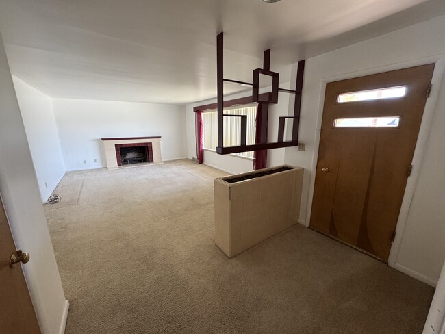 Living Room & Front Door - 466 W 500 N