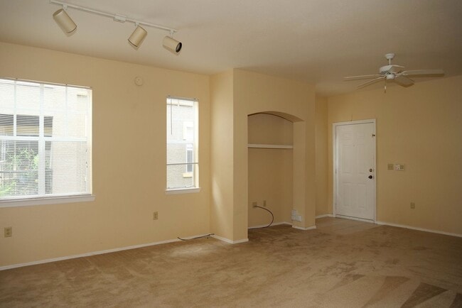 Building Photo - Charming 1 Bedroom, 1 Bath Condo in Beauti...