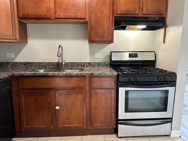 Building Photo - 8424 W 87th St Apt 3B