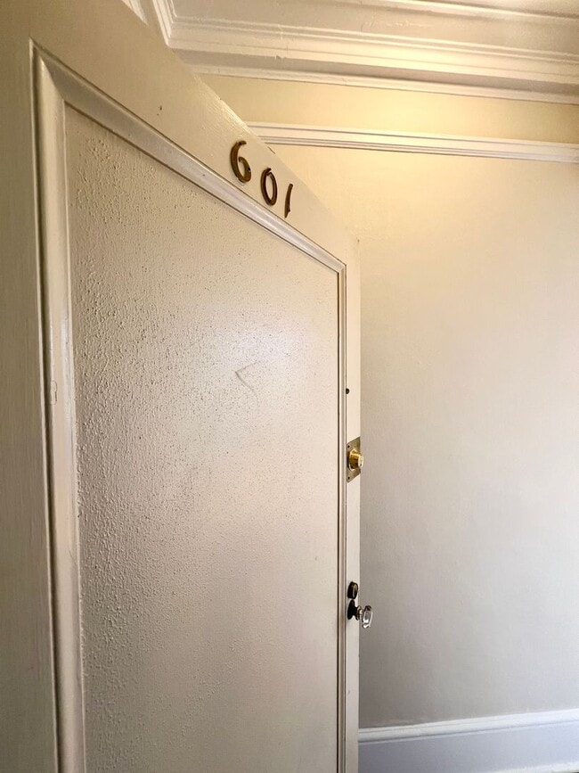 Foto del edificio - Sunny Corner Unit in Nob Hill/Downtown Location