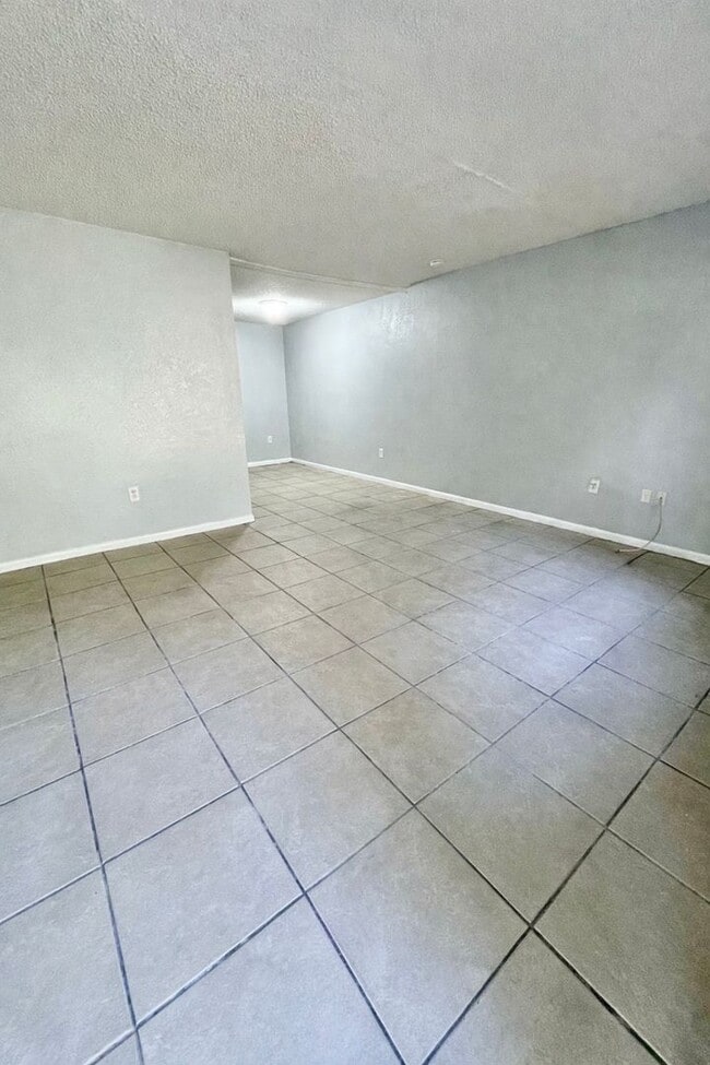 Building Photo - Spacious 2BR/1BA Lakeland Apartments NO APPLICATION FEE!