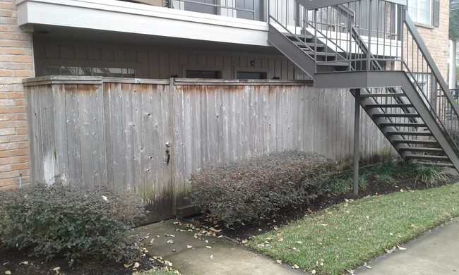 Building Photo - Tangleoaks Condominiums