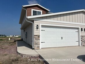 Building Photo - Modern 3 Bedroom 2.5 Bathroom Townhome
