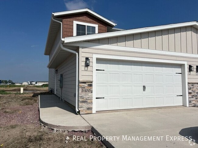 Building Photo - Modern 3 Bedroom 2.5 Bathroom Townhome
